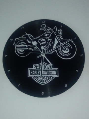 Harley Davidson fatboy découpé dans un disque vinyle