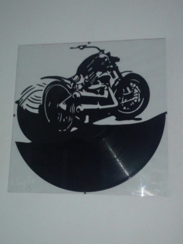 Moto Harley-Davidson découpé à la main dans un disque vinyle.