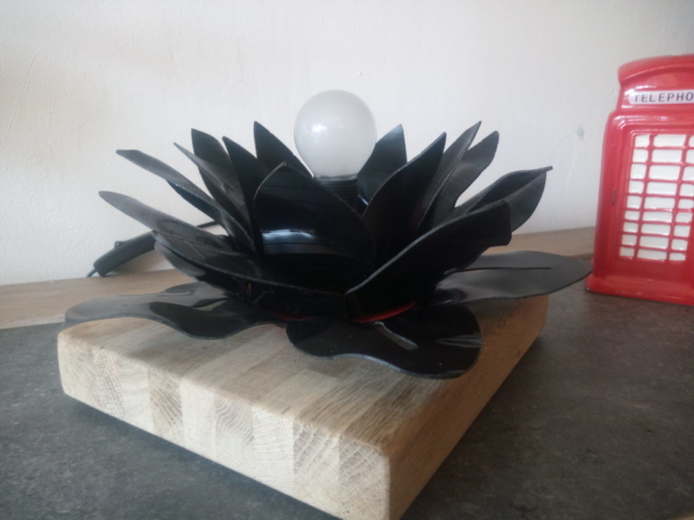 Sculpture réalisée à la main avec des anciens disque vinyles réprésentant une fleur de lotus. Création unique numéroté.