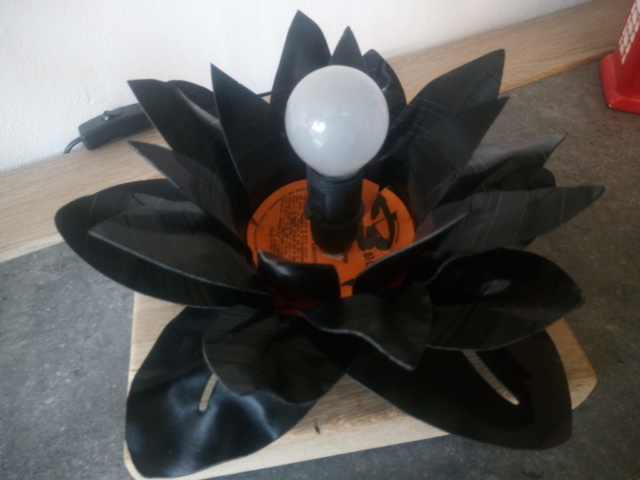 Sculpture réalisée à la main avec des anciens disque vinyles réprésentant une fleur de lotus. Création unique numéroté.