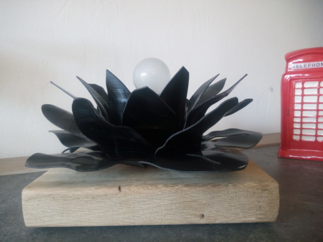 Sculpture réalisée à la main avec des anciens disque vinyles réprésentant une fleur de lotus. Création unique numéroté.