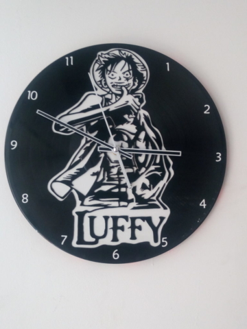 luffy one piece découpé dans un disque vinyle