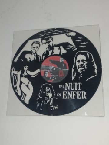 Film culte Une nuit en enfer découpé dans un disque vinyle.