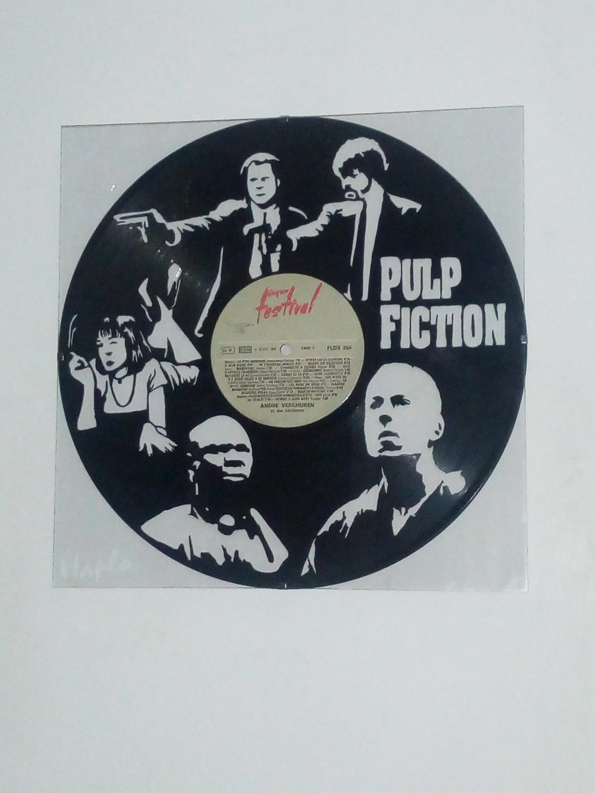 Film culte Pulp fiction découpé dans un disque vinyle.