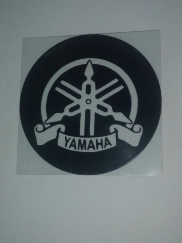 logo yamahe découpé dans un disque vinyle