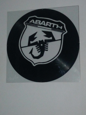 Abarth découpé dans un disque vinyle