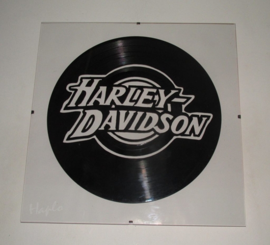 logo harley-davidson découpé dans un disque vinyle. Décoration vintage et retro fait main.